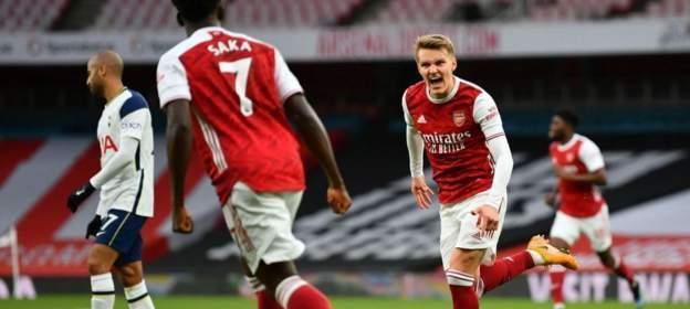  德比大战火花四溅，红黄牌频现火药味