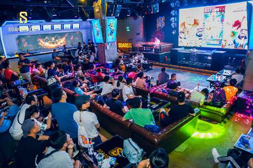  电竞解说激情四射，点燃赛场火热氛围