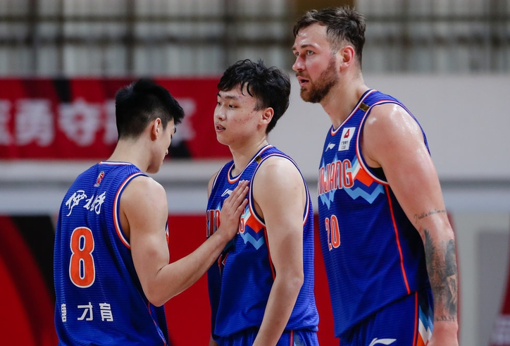  张镇麟隔扣外援辽宁战胜青岛展实力