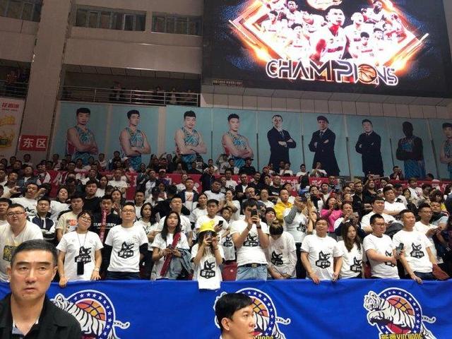  球星慈善赛温暖开踢，爱心捐款突破纪录  